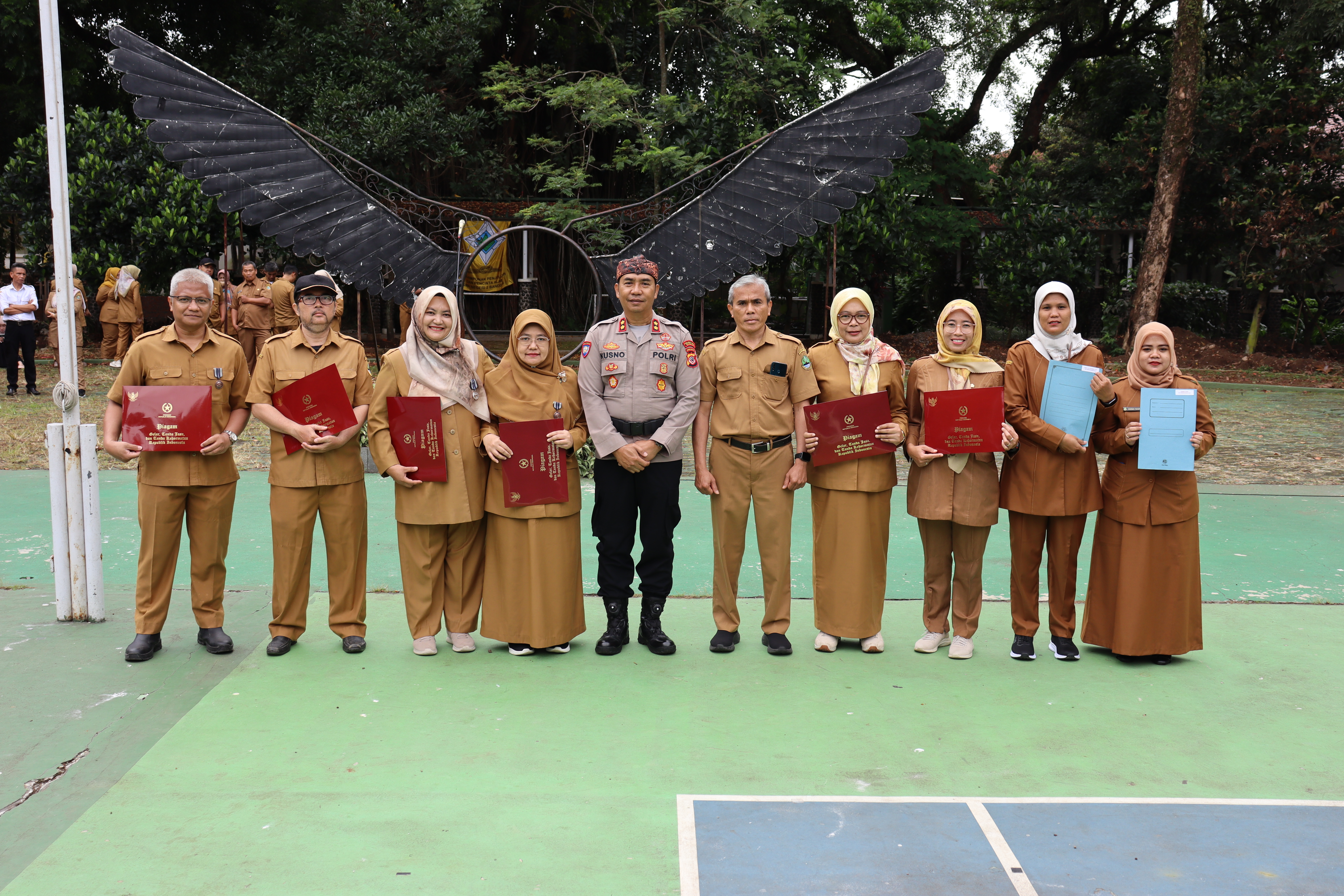 Penyerahan Penghargaan Guru SMAN 2 Bandung